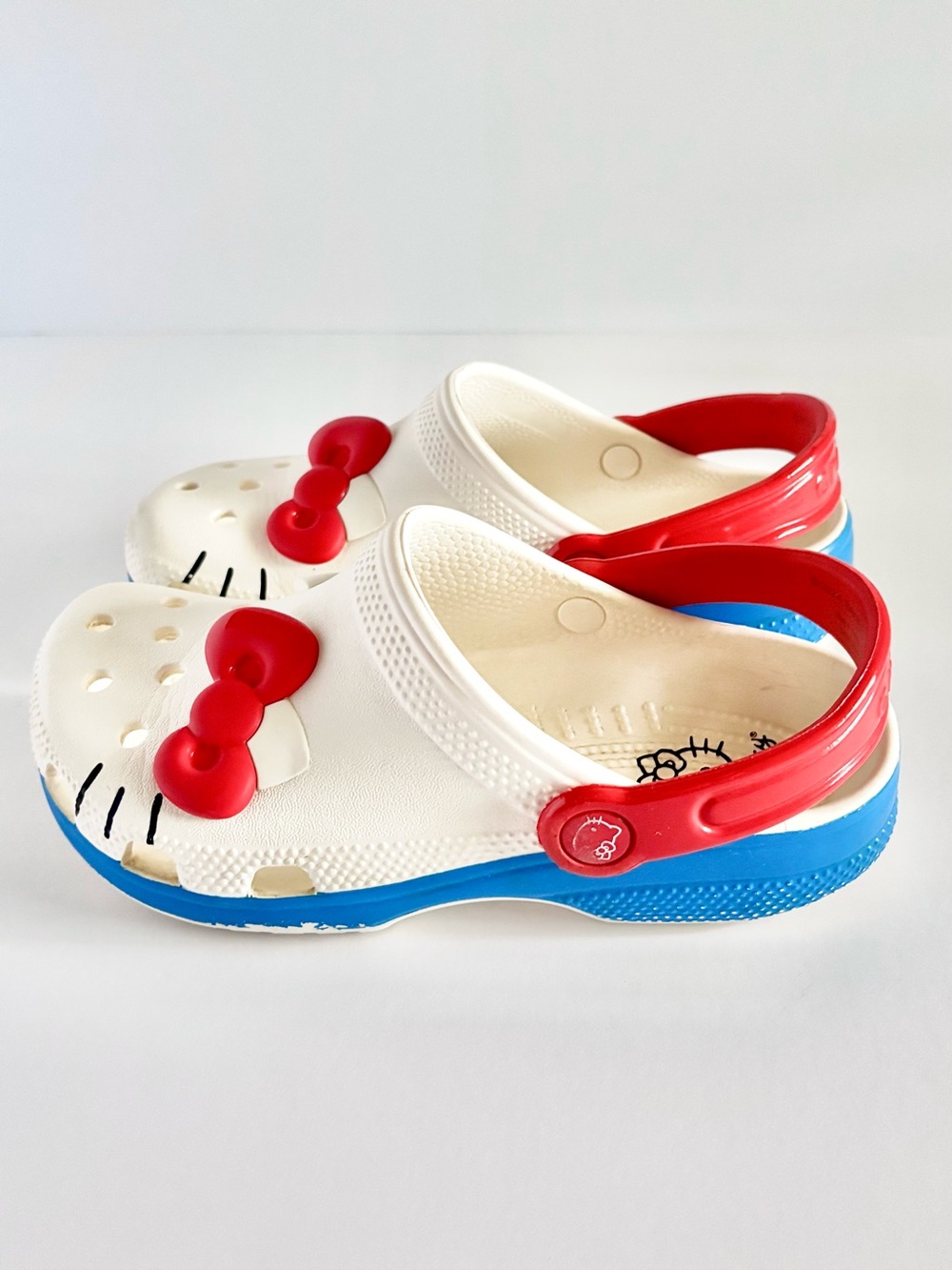 Crocs x Sanrio Hello Kitty Classic Clog Kids/Youth/Big Kids J2 Cream/Red GUC - Picture 4 of 16